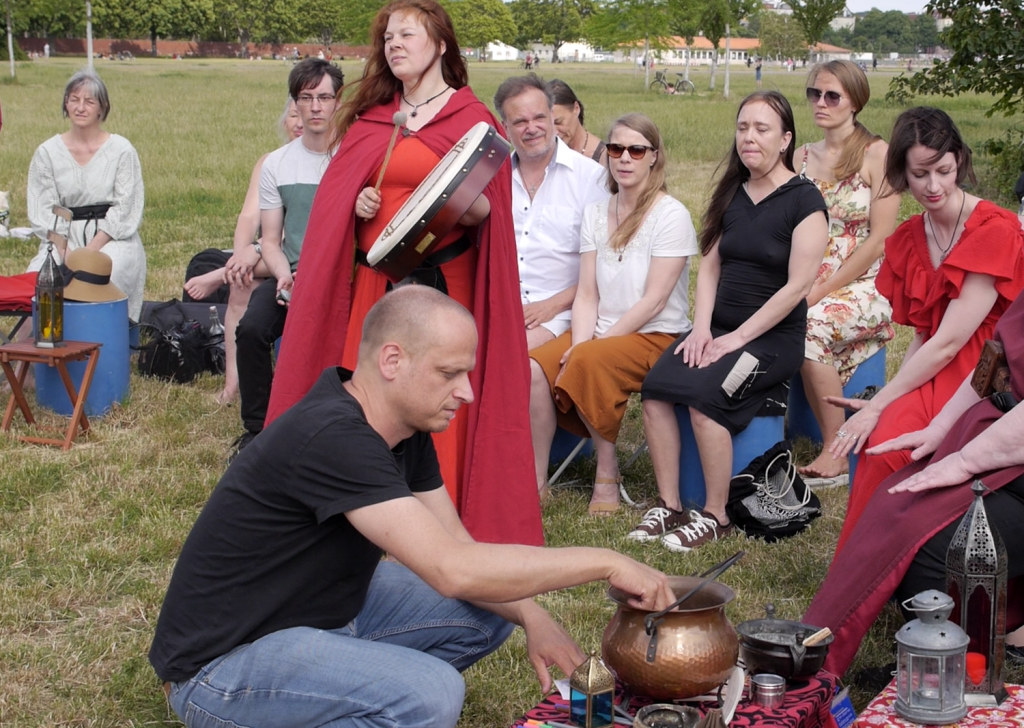 Teilnahme des Forschers an einem neo-paganen Ritual im Rahmen der Berliner Langen Nacht der Religionen, URHEBERIN?, 2022, CC BY-NC-ND 4.0 ODER ALL rights reserved