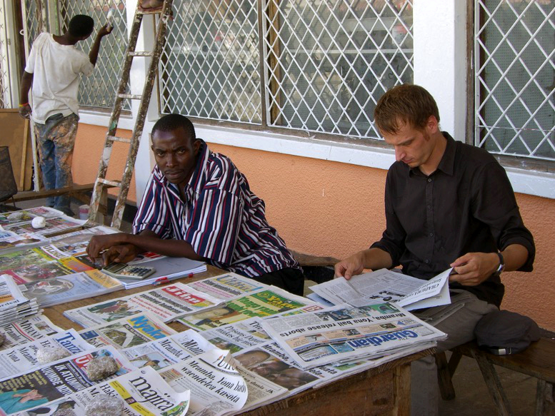 Tägliche Durchsicht der Zeitungen an einem Zeitungsstand, Dominik Mattes, 2009, All rights reserved