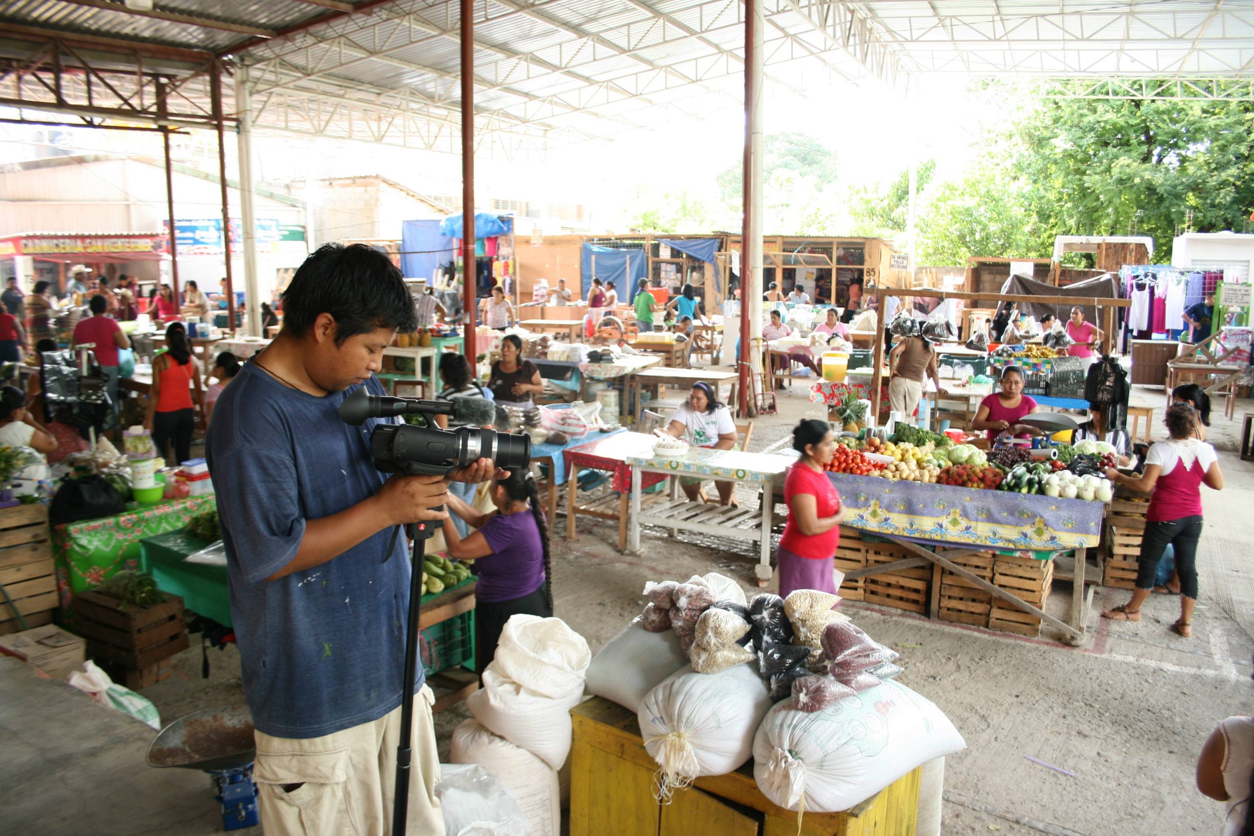 Indigener Filmemacher Ronyk Hernández Cruz beim Filmen eines lokalen Markts, Thomas John, 2015, lizenziert unter CC BY-NC-ND 4.0